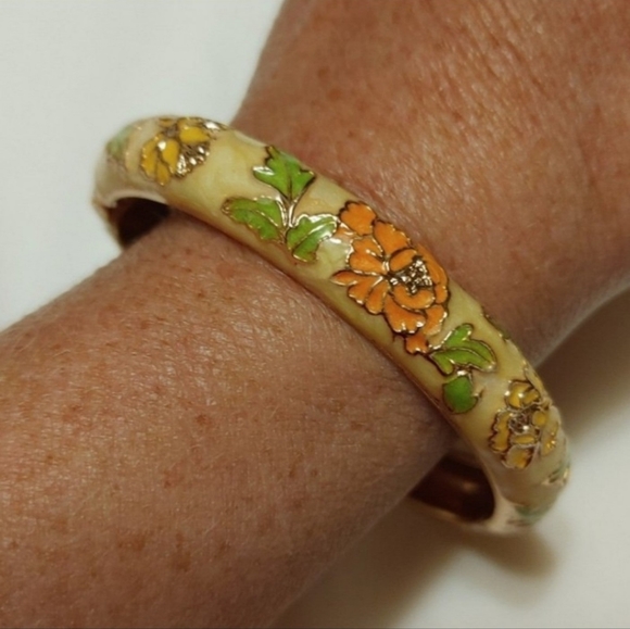 jui long xing Jewelry - New yellow flowers enamel clasp bracelet